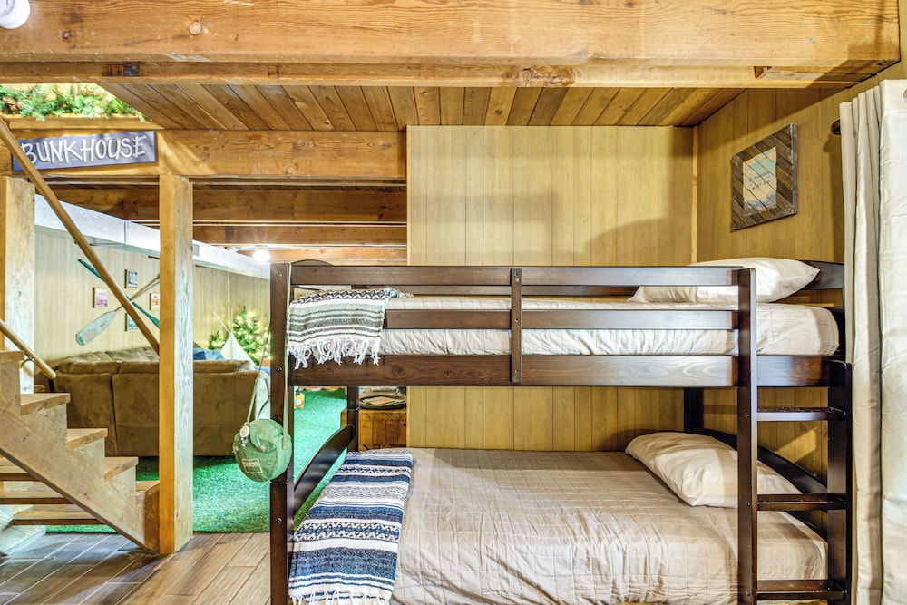 Canal Across Street: Family Cabin in Breezy Point!