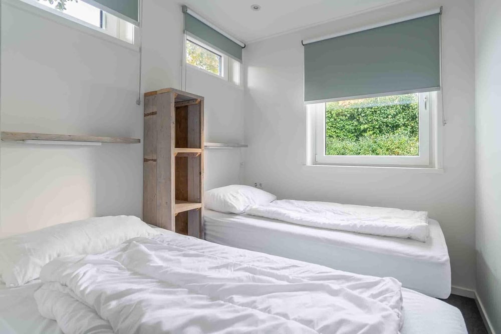 Spacious 6-person Holiday Home Near De Koog