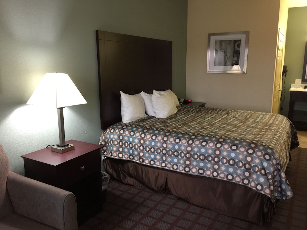 Pearsall Inn & Suites