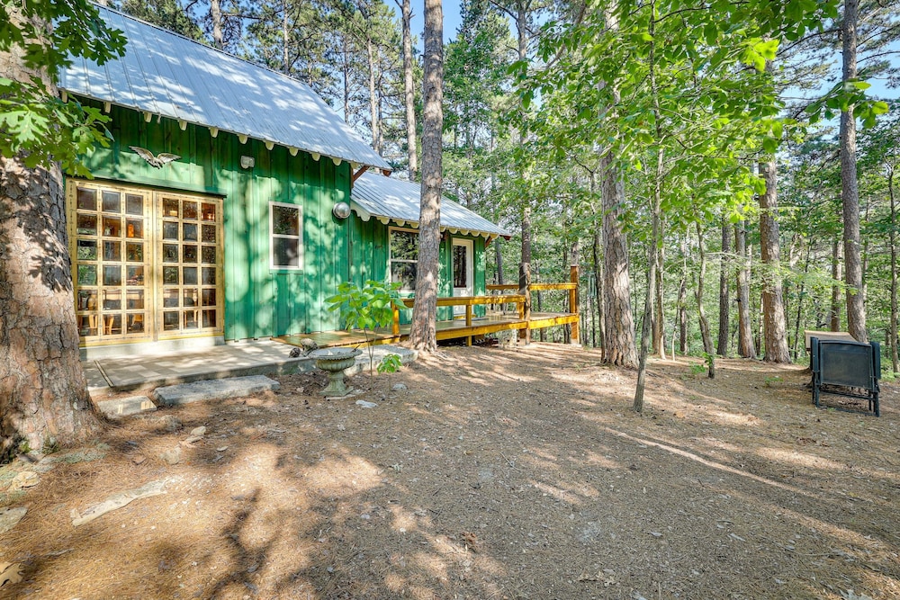 Hotel Pet-friendly Eureka Springs Rental w/ Private Deck - Image 1