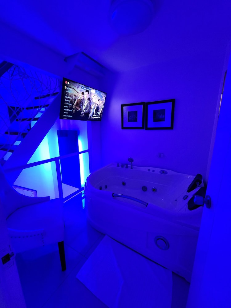 Kandi Suites 2BR with private Jacuzzi