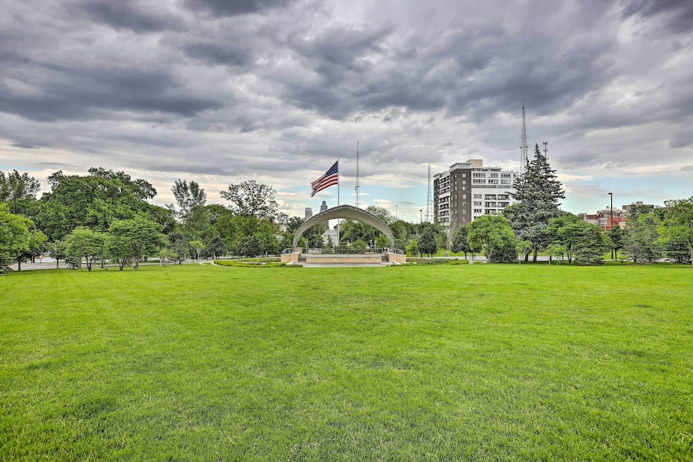 7th-floor Omaha Condo w/ Balcony & Park Views view 4