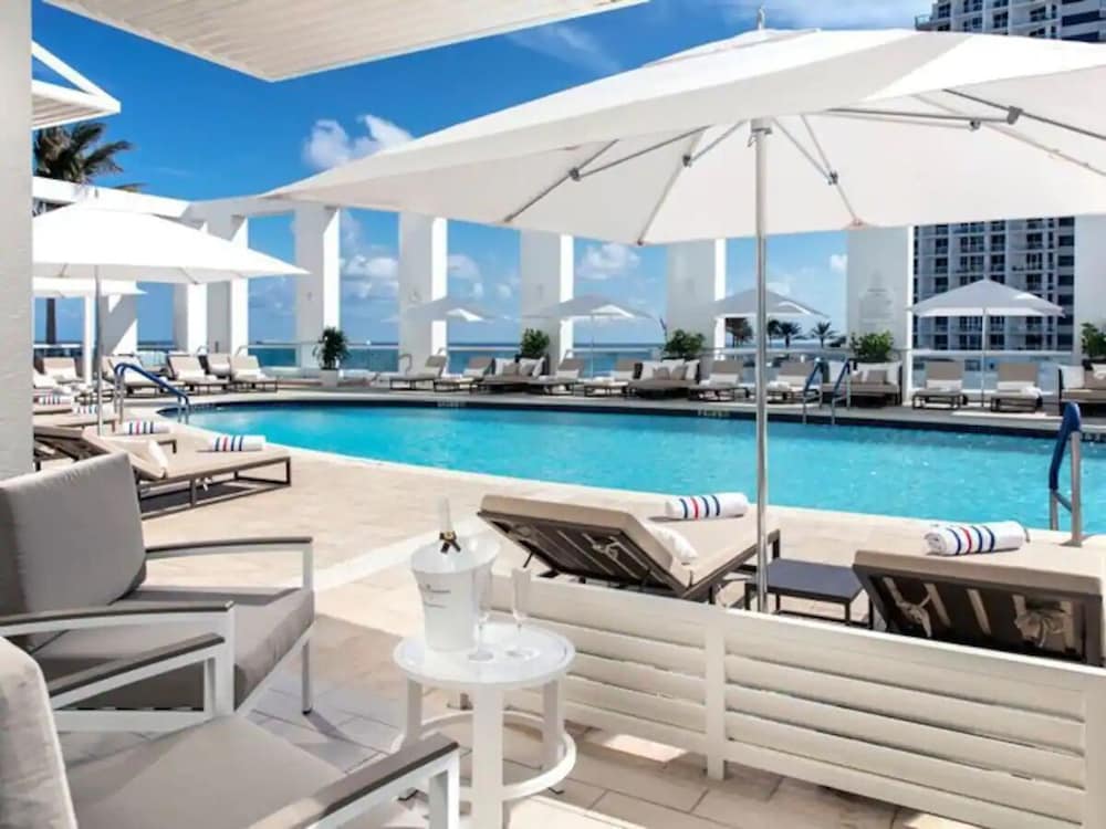 Chic Beachfront Bliss: Your Perfect 1 BR Retreat !