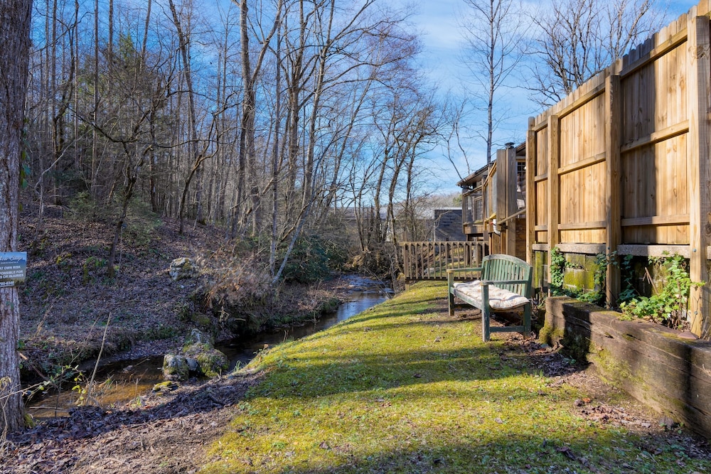 Creekside Haven Gatlinburg Escape by a Bubbling Creek Near Top Attractions