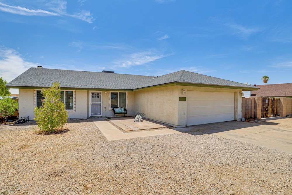 Welcoming Retreat w/ Pool & Patio in Peoria!