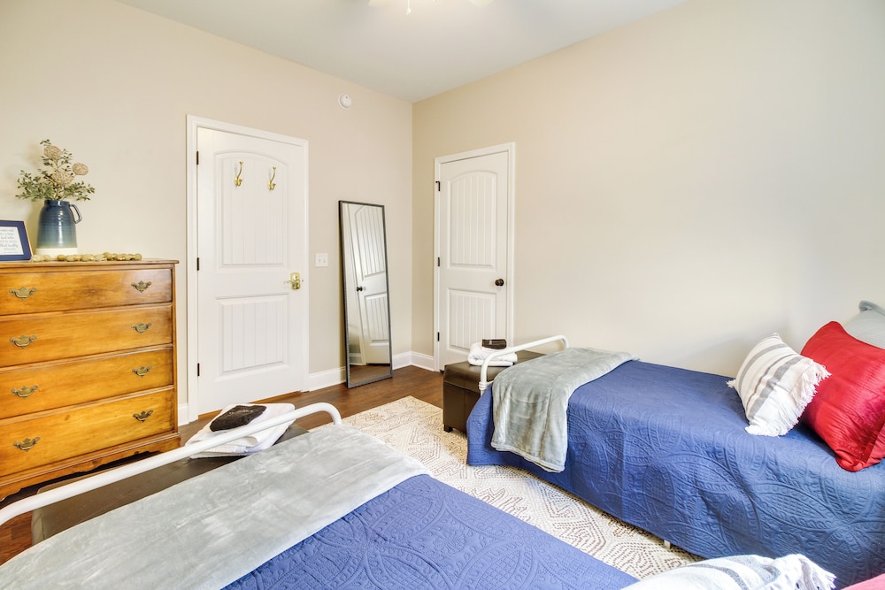 Chic Thomas Square Home in Walkable Location! view 5