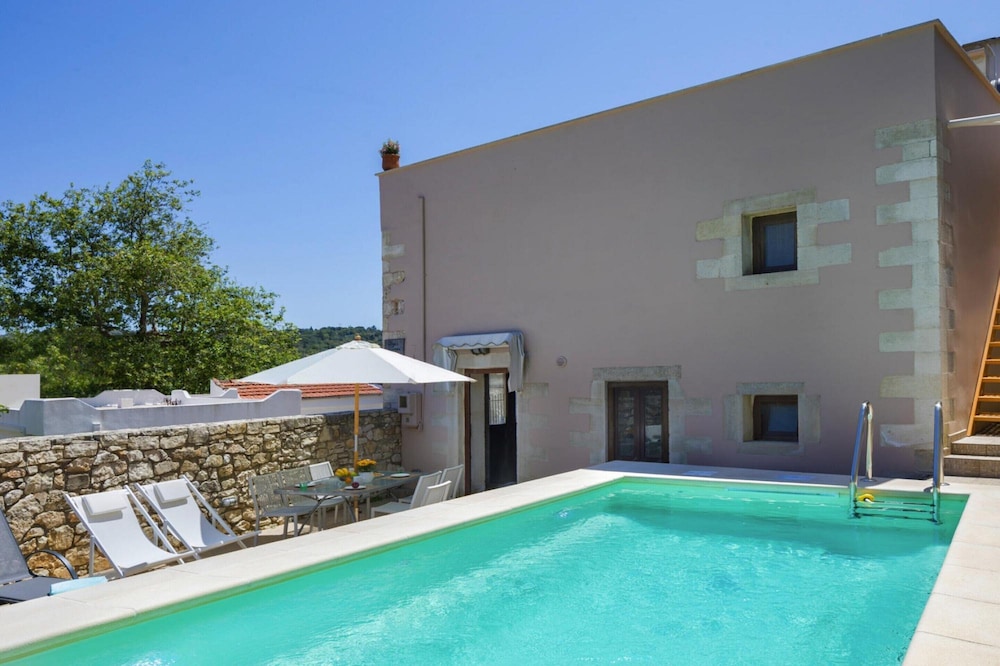 Cozy Holiday Home With Pool and Whirlpool in Maheri