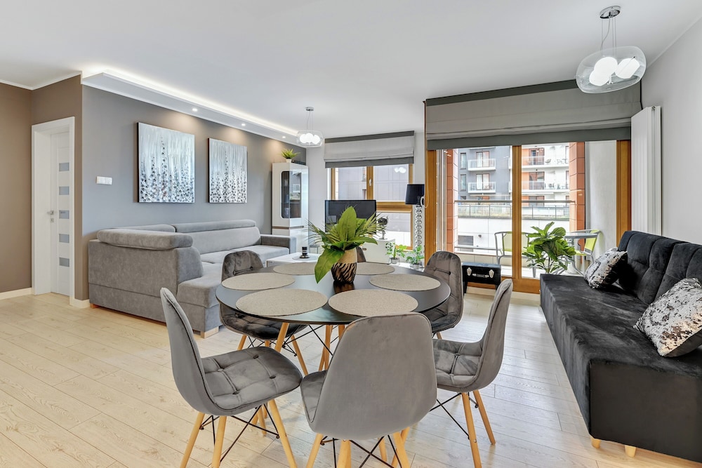 Aura - Riverside & Parking by Downtown Apartments