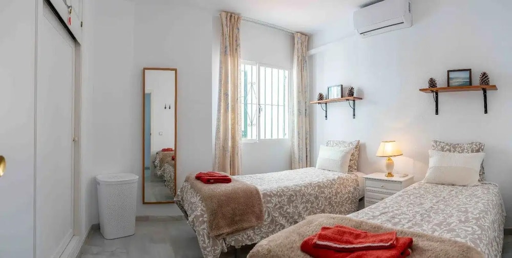 Lovely 2-bed Calahonda Apartment sea & Golf Views