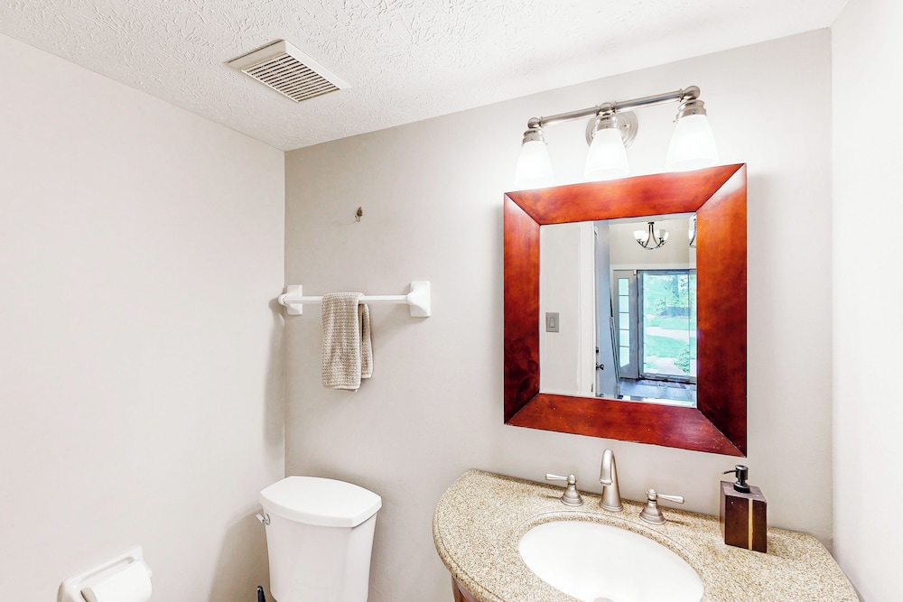 Waterfront 3BR w/ Heart-shaped Pond & Vitamix