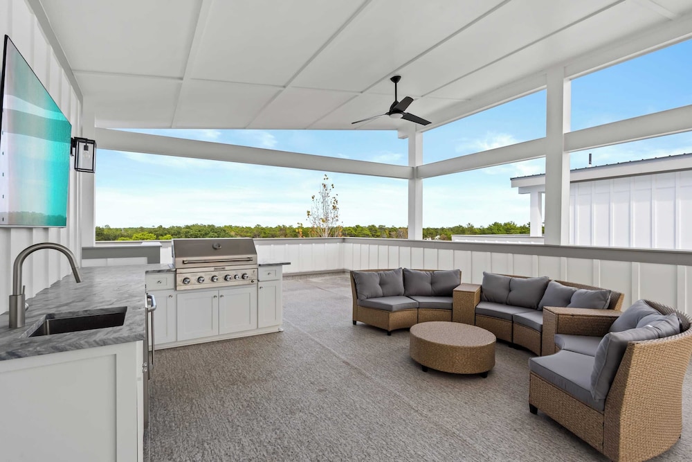 2 Homes in Inlet Beach by Avantstay Sleeps 24, Walk to Beach, Free Golf Cart, Rooftop Decks, Pool Access