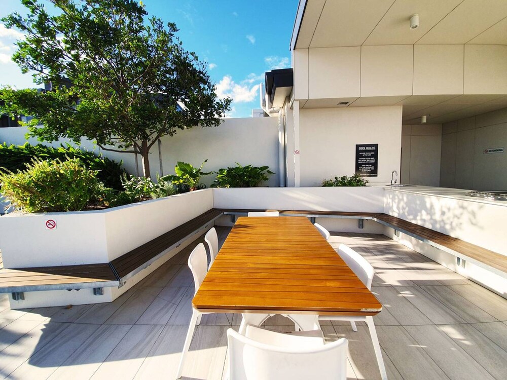 2BR Food Drink Hub Pool 2 Cars Gym Rooftop
