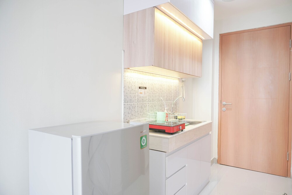 Warm And Comfort Studio At Evenciio Margonda Apartment