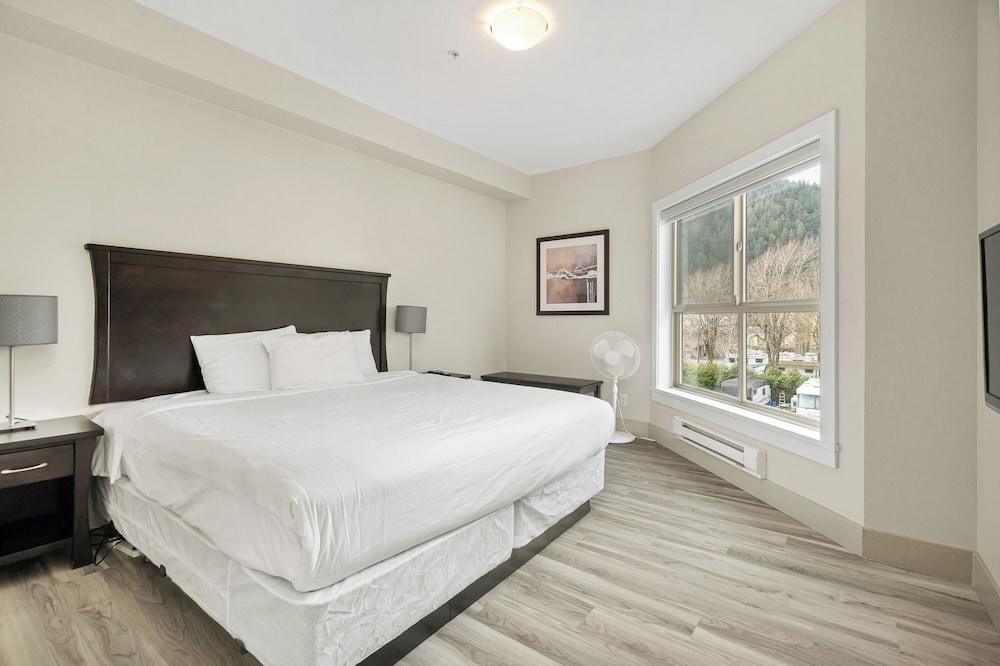 Harmony Haven 2BR Lakefront Suite