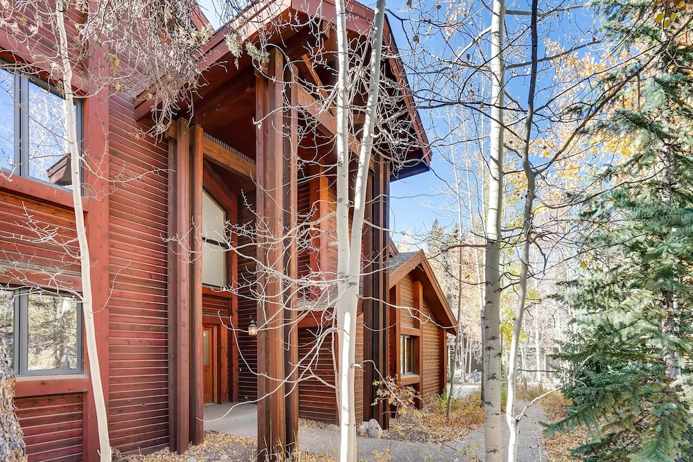 Spacious 4bdrm /sleeps 10, Stunning Views, Fireplaces 4 Bedroom Home by RedAwning