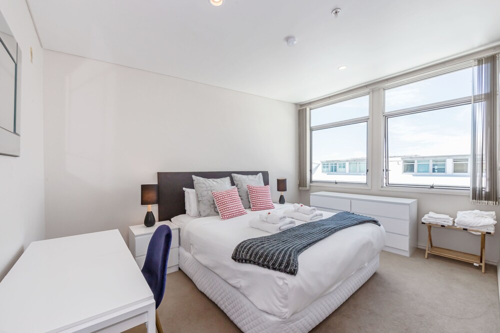 Luxury 3BR Waterfront Penthouse - Image 5