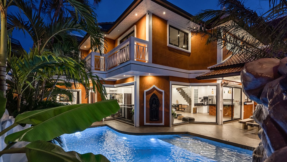 GOLDLAND Luxury Pool Villa Pattaya Walking Street 8 Bedrooms view 3