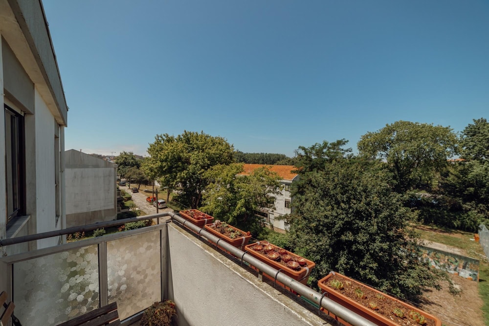 Bright Stylish Apartment Near Parque DA Cidade view 2
