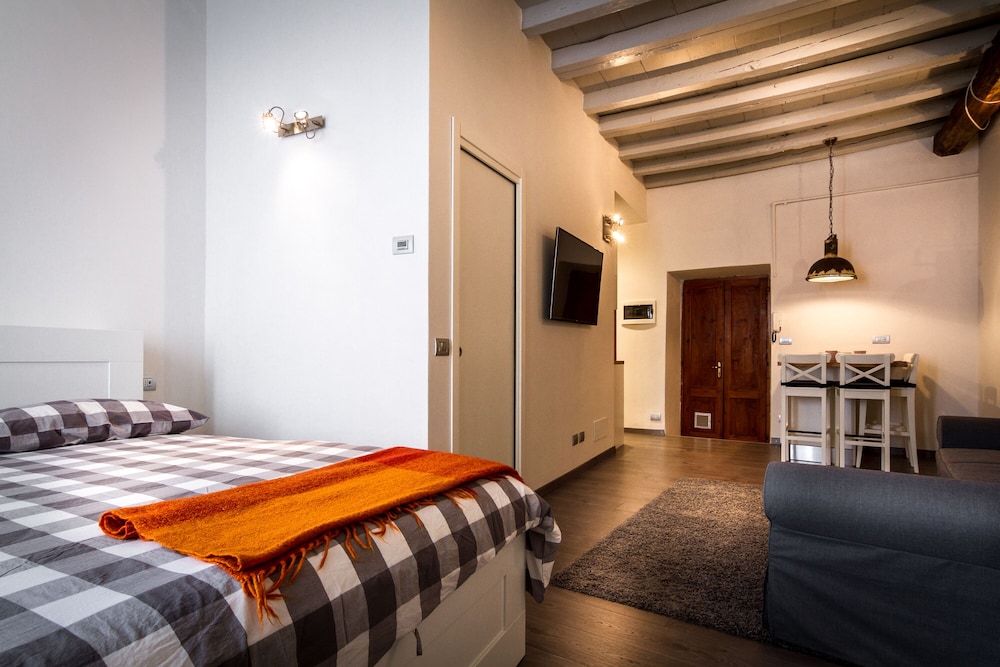 JOIVY Chic Studio in Como Centre view 2