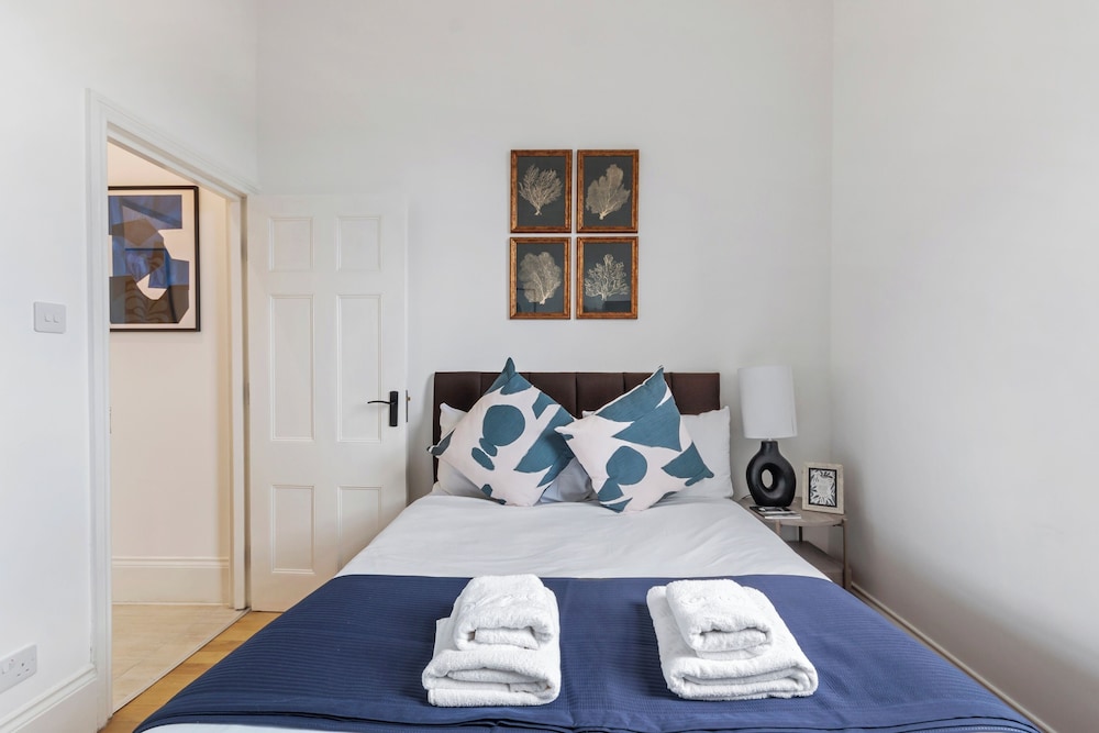 City Apartment - Sleeps 4 & Free Parking