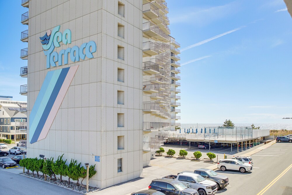 Heated Pool + Views: Beachfront Ocean City Gem
