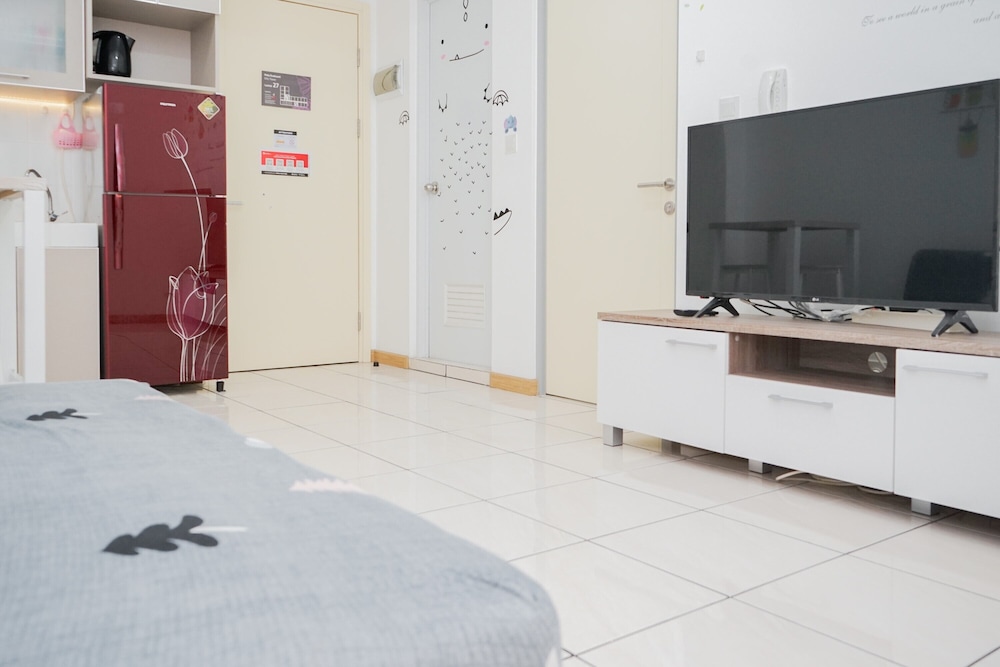Comfort and Spacious 2BR Apartment M-Town Residence view 3