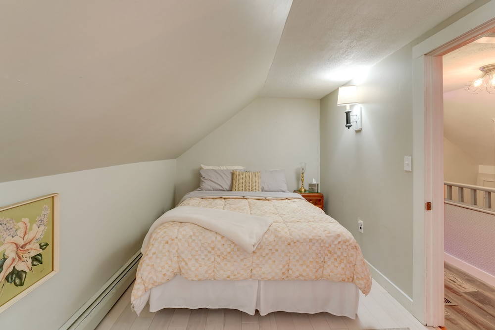 Farmhouse Cottage w/ Hot Tub, Near Titus Mountain! view 5