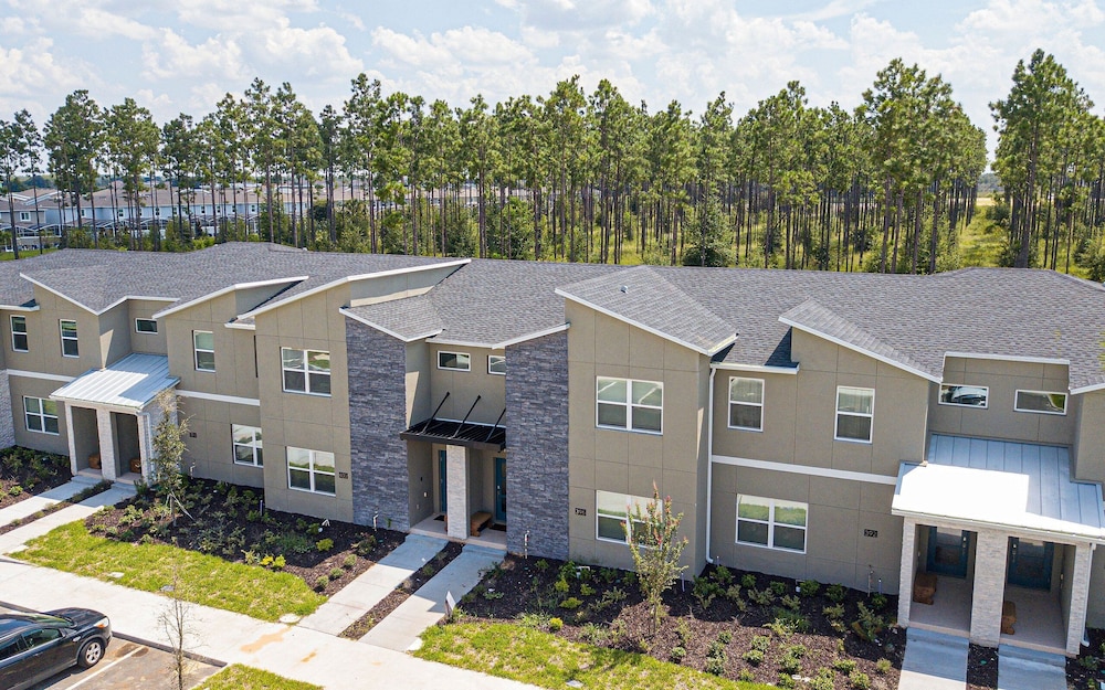 396 - 4bd/3ba Luxurious Homechampions Gate Resort