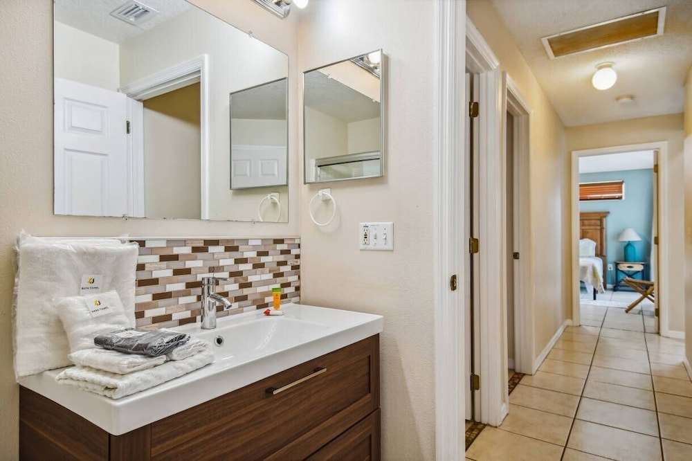 4BR Lake Berkley Home w/ Private Pool