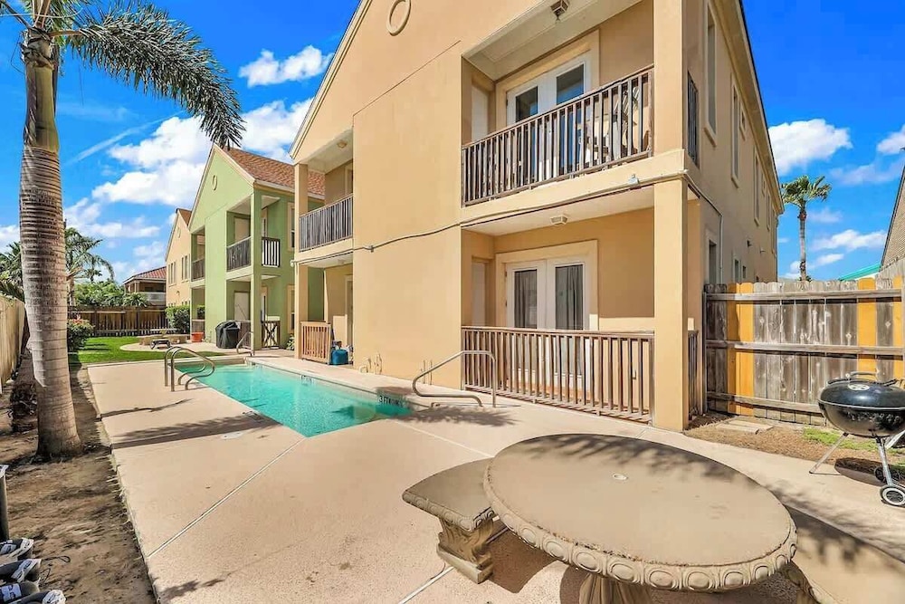 Lovely Beach and Pool Condo