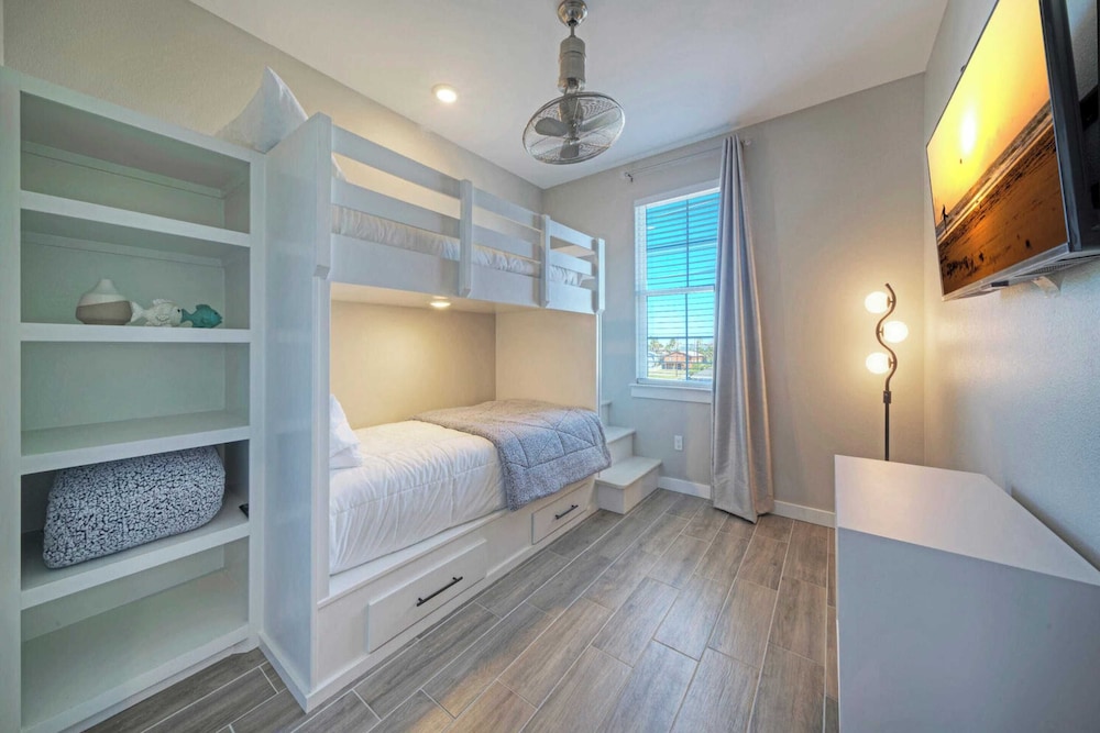 Sleeps 33! 4 Condos, Walk to the Beach, Resort-style Pool, Endless Summer Resort
