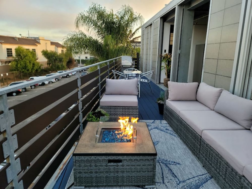 Modern Penthouse in Venice Beach-the Steel Rose-
