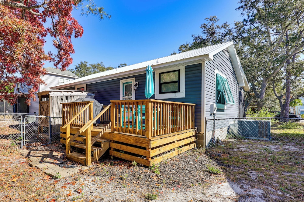Play & Unwind, Oak Island Home < 2 Mi to Beach!