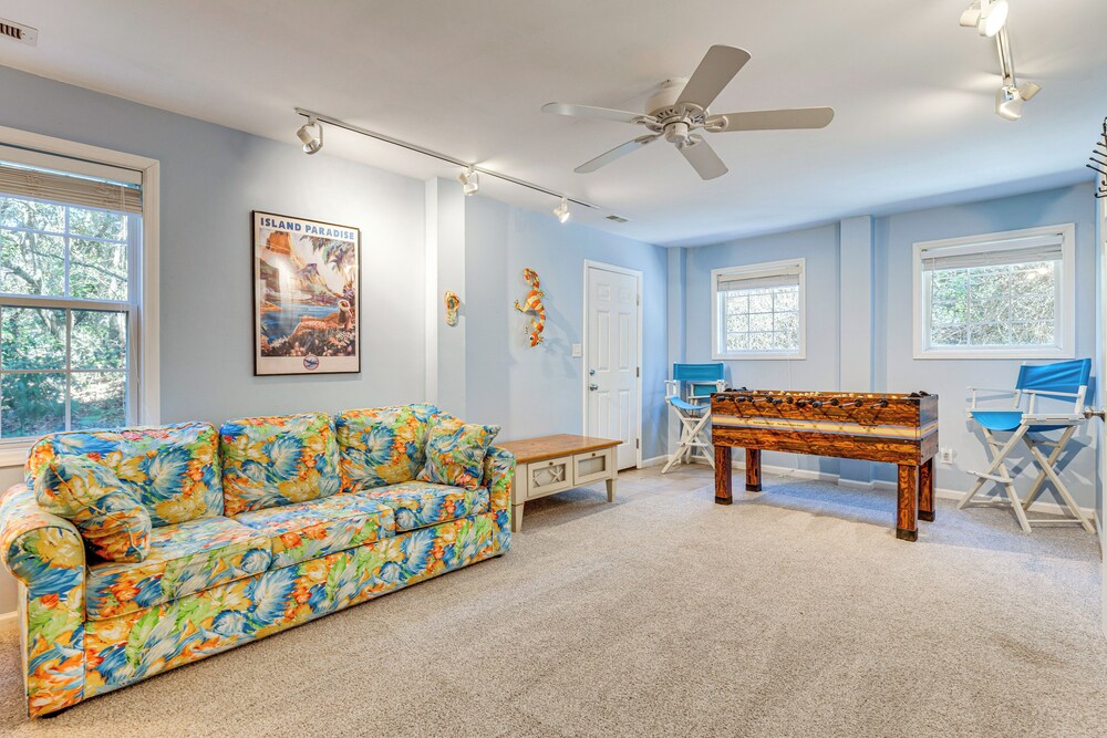 Steps to Beach: Emerald Isle Home w/ Deck!