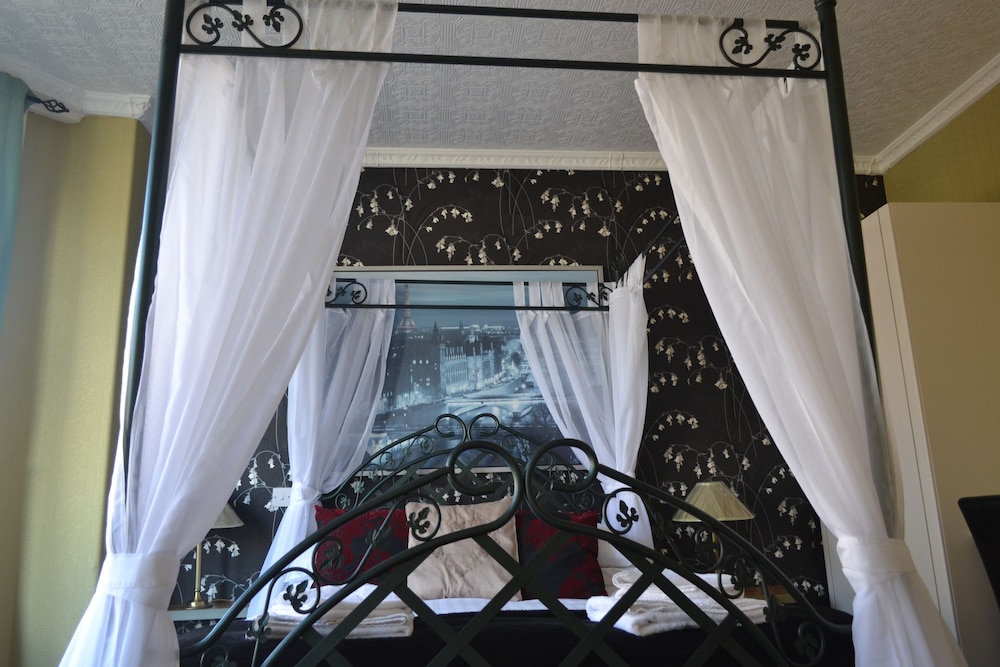 Holmlea Guest House view 4