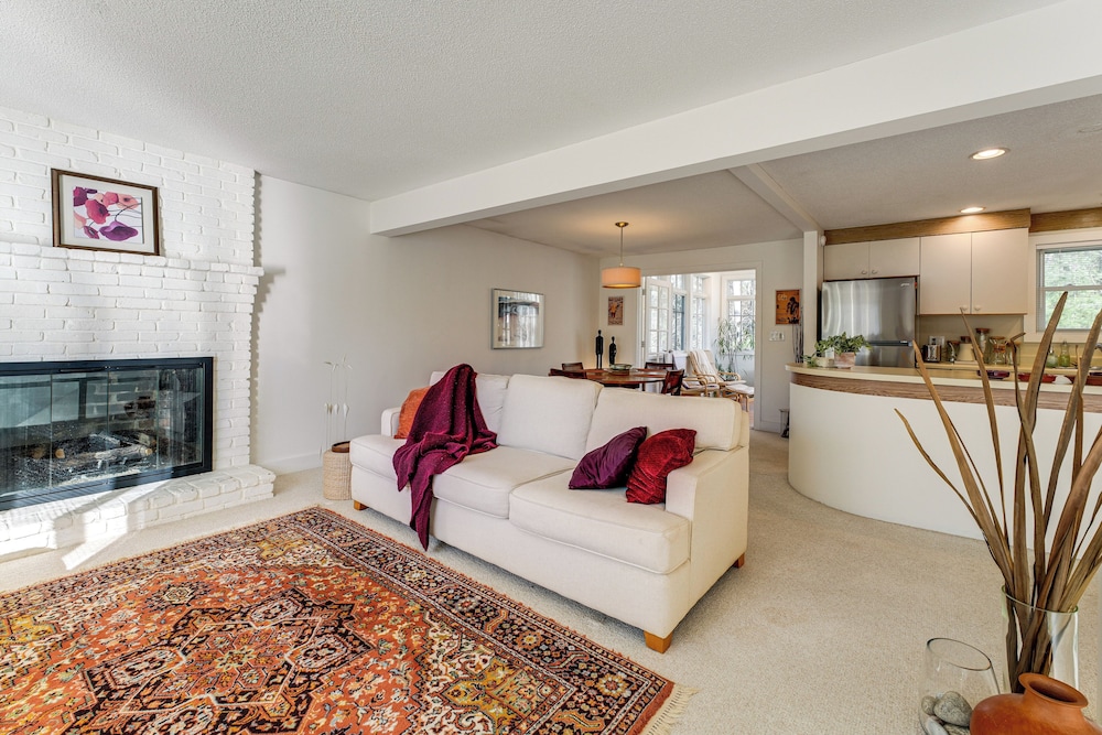 1 Mi to Maine Street! Mcm-style Home in Brunswick