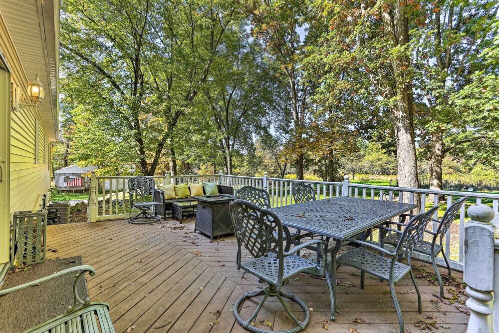 Pet-friendly Grand Pine Bush Retreat on 2 Acres! - Property Image 1