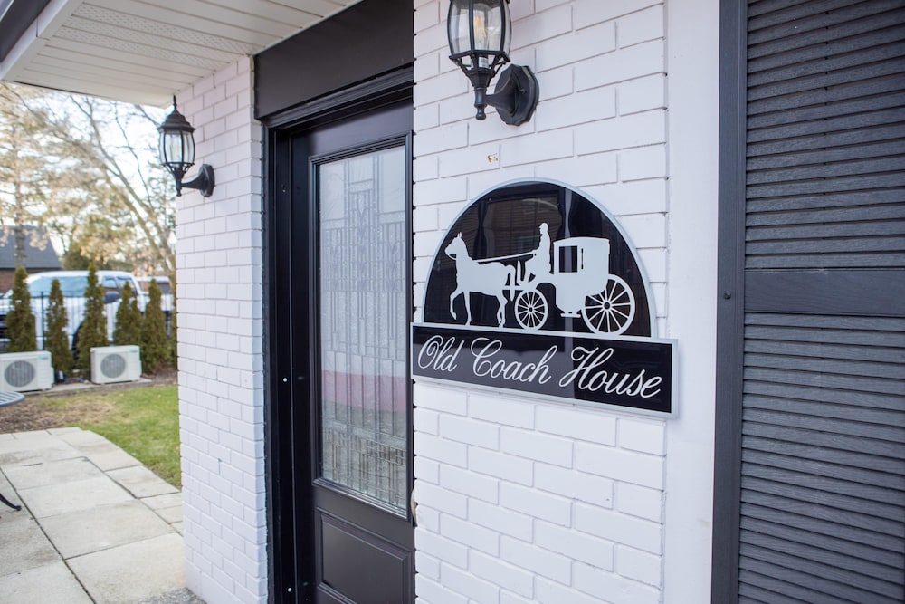 Detached Victorian Style Tiny Home - Long Stays U7