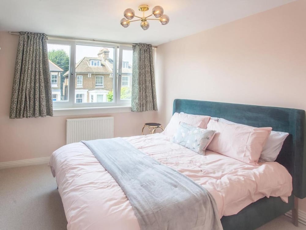 Sunny and Bright 1 Bed Apartment in London