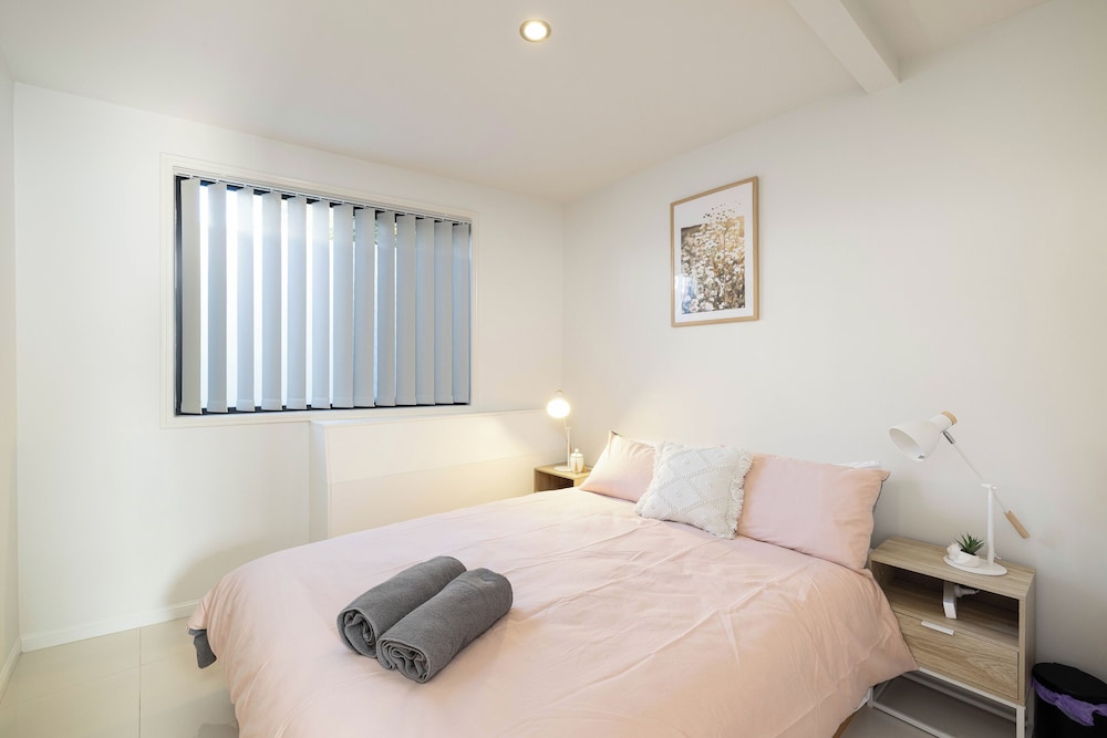 Smart Suites Self Check-in Apartments - 144 Dixon