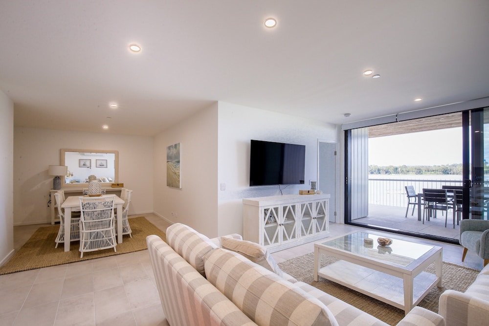 Elegantly Spacious 3-bed Unit Overlooking the Bay
