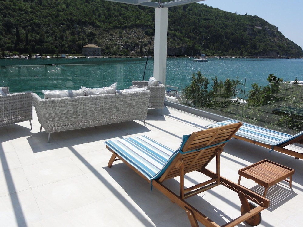 Villa Riva - Five Bedroom Villa With Pool and Sea View