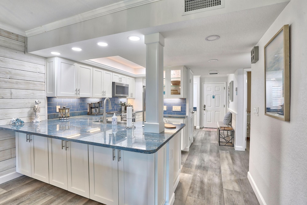 Land's End 11-302 Beach Front - Premier