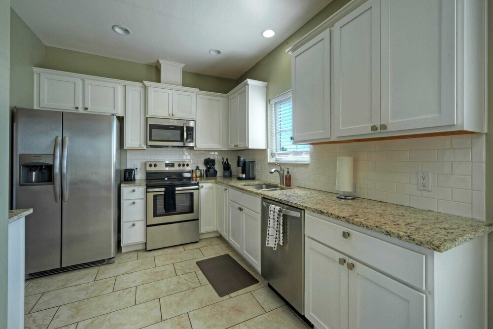 Sleeps 19 2 Homes w/ Pool, Foosball+shuffleboard Mins to the Beach + Shops