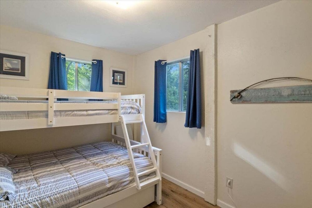 Lakefront Home, Private Dock + Kayaks,arcade Games, Pet Friendly