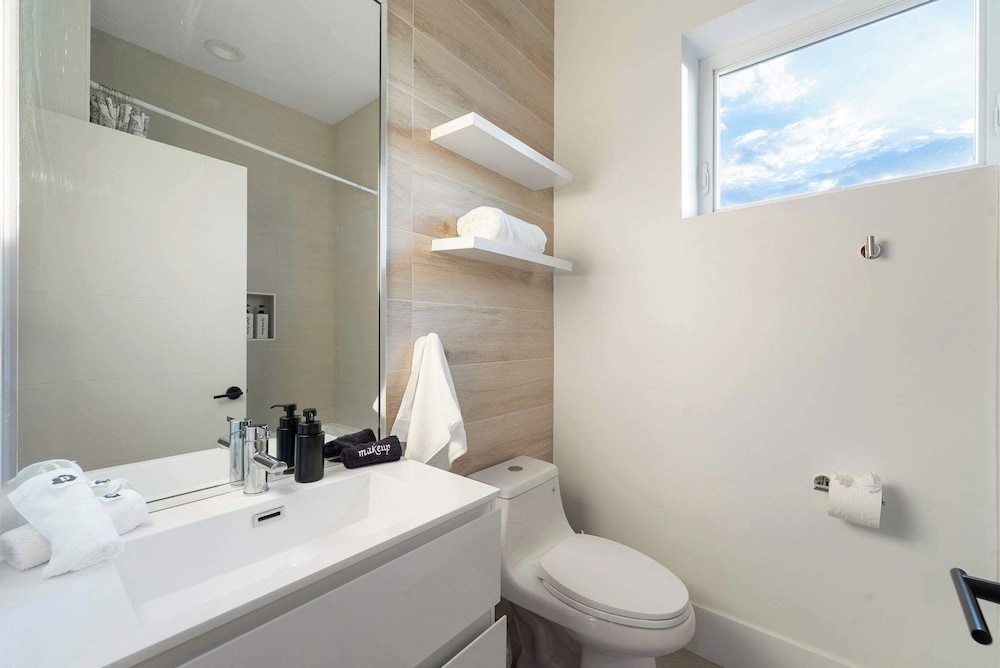 New 3bed 2bath Condo With Parking by United Center