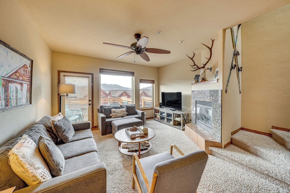 6 Mi to Winter Park Resort: Townhome w/ Hot Tub!