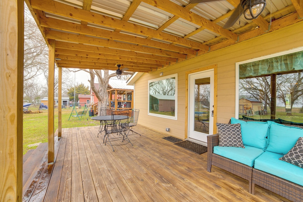 Waterfront Lake Tawakoni Home w/ Yard & Fire Pit