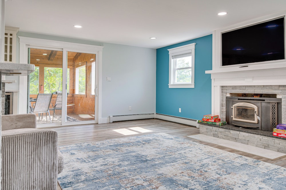 Golf, Hike & Explore: Family Home in Pembroke!