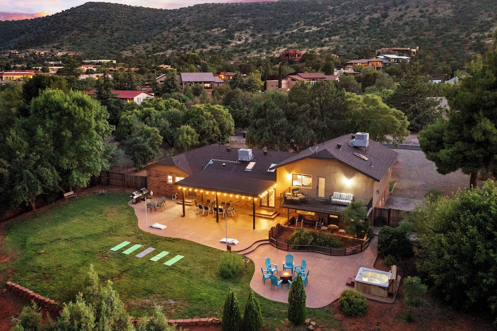 Castle Rock Views: Sedona Retreat w/ Hot Tub!